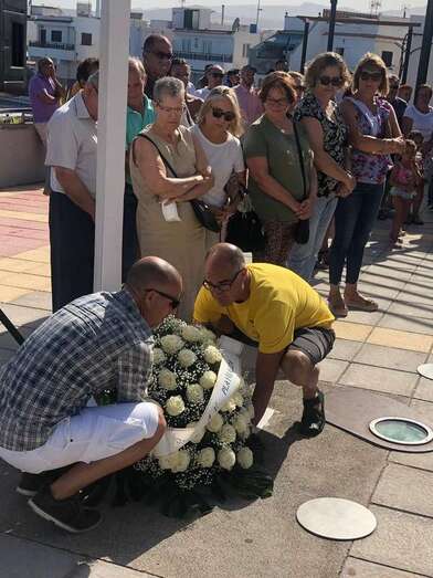 Ofrenda floral en Telde en recuerdo de las víctimas del accidente, este pasado lunes (Foto TA)